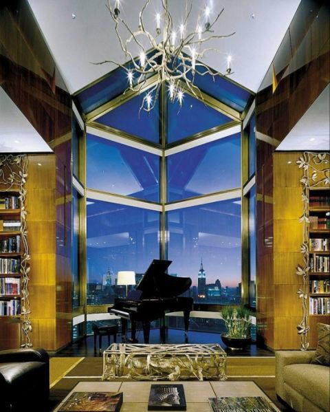 <p>Una delle suite più costose degli Stati Uniti si trova a New York:&nbsp;è la&nbsp;Ty Warner Penthouse Suite del <a href="http://www.fourseasons.com/newyork/accommodations/suites/ty_warner_penthouse/" target="_blank" embed_count="4">Four Seasons</a>,&nbsp;che costa 45.000 dollari a notte. Per costruirla ci sono voluti 7 anni e&nbsp;50 milioni di dollari, ma ne è valsa decisamente la pena: si trova a 240 metri d'altezza con una vista mozzafiato a 360 gradi su&nbsp;Manhattan. Tra i servizi della suite c'è un maggiordomo personale,&nbsp;una Rolls-Royce con&nbsp;chauffeur<span class="redactor-invisible-space"> e</span>&nbsp;un personal trainer.</p>