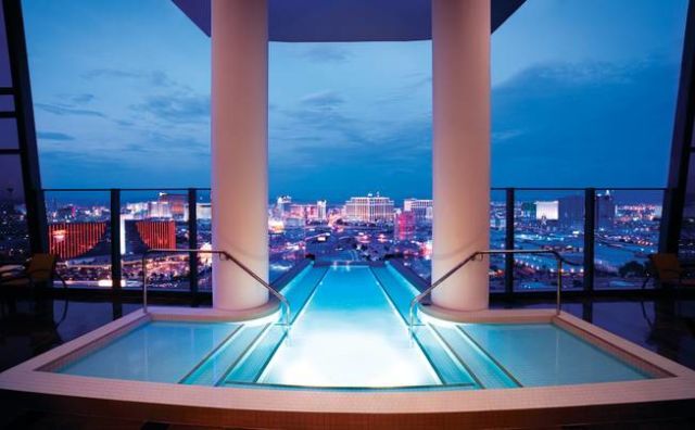 <p>Las Vegas è famosa per le sue esagerazioni, ma questa suite celestiale su due piani dell'hotel&nbsp;<a href="http://www.palms.com/luxe-collection/two-story-sky-villa" target="_blank" embed_count="5">The Palms</a>&nbsp;è una delle più spettacolari. Il cartellino del prezzo? 40.000 dollari a notte. Ci si arriva con un ascensore privato e può ospitare 250 persone, ha una piscina privata gigantesca che domina la città, un fitness center con sauna e il servizio maggiordomo 24h su 24h.</p>