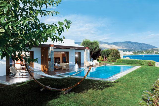 <p><a href="http://www.lagonissiresort.gr/luxury-accommodation-athens/platinum-club/the-royal-villa.aspx" target="_blank" embed_count="2">L'Hotel&nbsp;Grand Resort Lagonissi</a>&nbsp;a meno di un'ora da&nbsp;Atene, in Grecia,offre ai suoi visitatori la possibilità di soggiornare in una villa privata. La suite è composta da una camera matrimoniale, due bagni di marmo, una palestra privata con piscina indoor e una piscina esterna per la bella stagione, un'area massaggi, il caminetto e una terrazza panoramica.&nbsp;Il costo a notte varia dai servizi che vengono richiesti: puoi avere lo chef privato, il personal trainer, perfino un pianista che viene a suonare il piano nella&nbsp;suite. Cosa puoi volere di più?</p>