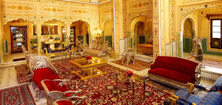 <p>Per costruire la suite Shahi Mahal del <a href="http://www.rajpalace.com/raj-palace-rooms-rates.html" target="_blank" embed_count="3">Raj Palace</a> in Jaipur, ci sono voluti ben 12 anni.&nbsp;Costa circa 45.000 euro a notte ed è un trionfo di&nbsp;stucchi, arazzi e tappeti di valore inestimabile, comprese pareti placcate d'oro, un cortile, un teatro, una piscina,&nbsp;una spa (tutti privati, of course!) e&nbsp;uno staff dedicato&nbsp;a tua completa disposizione.&nbsp;</p>
