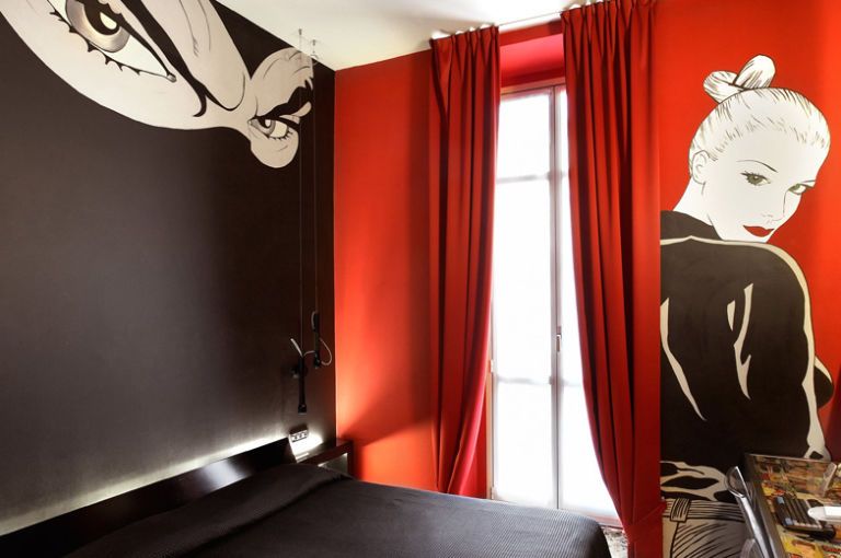 <p>Se sei una fan di Diabolik e Eva Kant puoi dormire nella suite dedicata a loro, in questo spettacolare art hotel a Torino. Ogni stanza è decorata da un artista pop. Nelle sue stanze trovi anche cimeli originali: le&nbsp;sigarette di Picasso e il casco di Senna.&nbsp;<strong data-redactor-tag="strong" data-verified="redactor">Da 140 euro a notte.</strong></p>