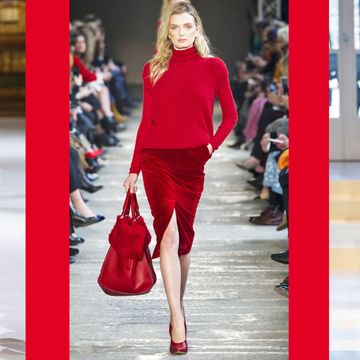 Il prossimo inverno 2017 avrai un solo colore mantra da venerare per vestiti e abiti, il rosso: avvistato praticamente ovunque durante la Milano Fashion Week, saprà accendere i tuoi look.