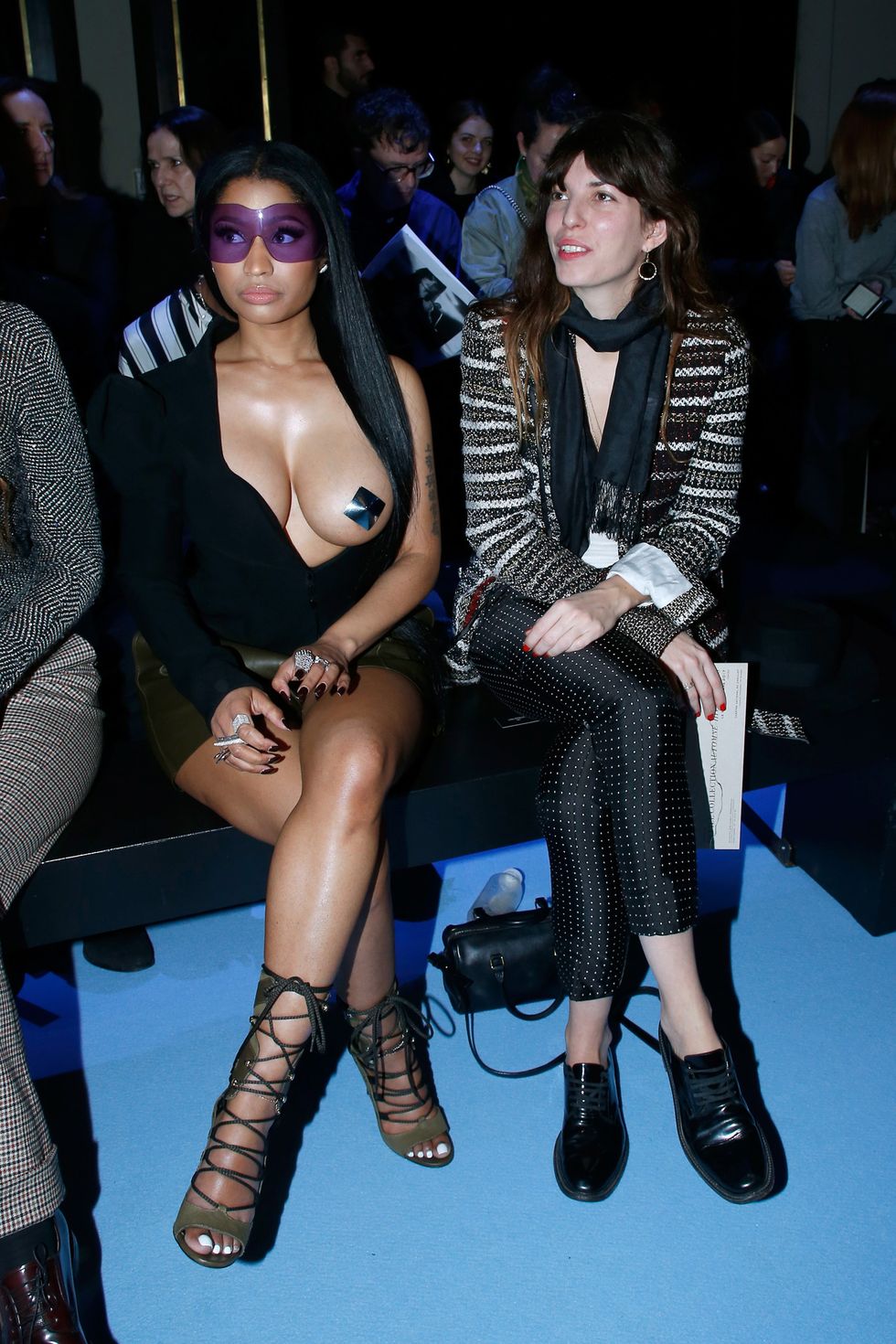 Durante la Parigi Fashion Week arriva Nicki Minaj alla sfilata di Haider Ackermann mostrando il seno nudo: ed è subito shock!
