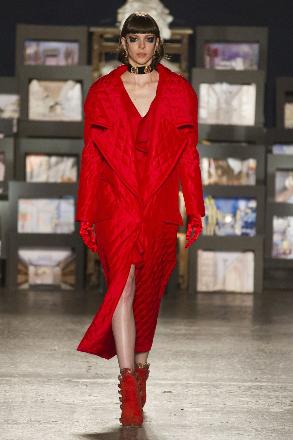 Il colore rosso è la tonalità mantra del prossimo inverno 2017-2018: avvistato praticamente ovunque durante la Milano Fashion Week, saprà accendere vestiti e abiti di ogni tuo look.