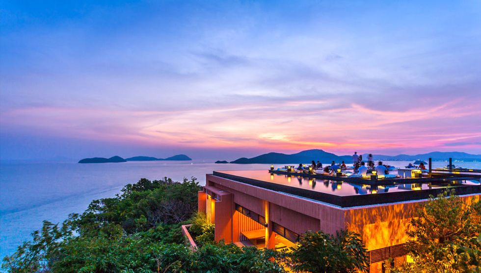<p>Il <strong data-redactor-tag="strong">Baba Nest Hotel di Phuket</strong><span class="redactor-invisible-space"></span>&nbsp;<span class="redactor-invisible-space">è uno dei più lussuosi della città e ha una particolarissima piscina sopraelevata con un deck galleggiante da cui ammirare il panorama. Al tramonto ti offre una vista unica al mondo sul sunset tropicale.</span></p>