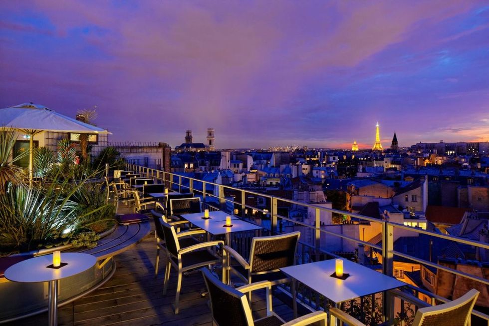 <p>Ha una vista incredibile su Parigi e la Tour Eiffel. Si trova sul tetto dell'Holiday Inn&nbsp;Le Quarante Trois<span class="redactor-invisible-space">.</span></p>