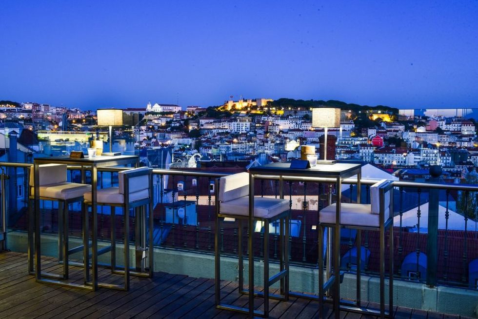<p>Nel quartiere vivace del Chiado, questo bar super minimale ha una vista spettacolare sui tetti di Lisbona. La sua terrazza e la vetrata panoramica interna ti offrono&nbsp;una vista a 270° sulla città.</p>