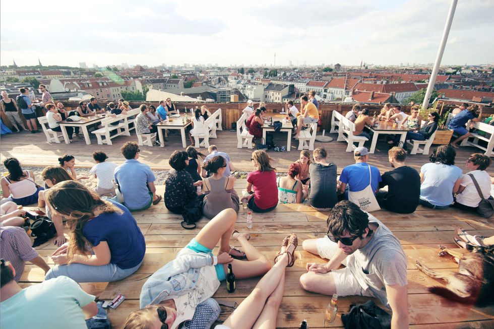 <p>Sul tetto del municipio di Berlino c'è questo bar, semplice ma super accessibile, dove rilassarsi sul deck o prendere qualcosa ai tavolini.&nbsp;</p>