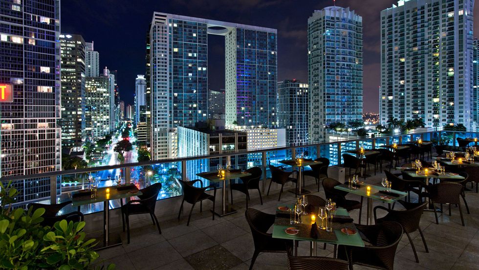 <p>Si trova a downtown Miami al 16 piano di un grattacielo, a due passi dall'Oceano.&nbsp;Qui puoi cenare o sorseggiare un cocktail ammirando il panorama. Di domenica serve il brunch.</p>