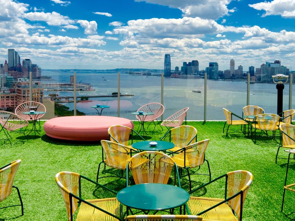 <p>Si affaccia sull'Hudson la terrazza dell'hotel The Standard High Line di New York. L'erba è finta (peccato!) ma la sensazione di trovarti al centro del mondo è autentica.<span class="redactor-invisible-space"></span></p>