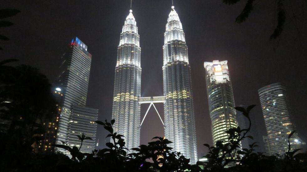 <p>Le Petronas Towers, alte 452 metri, si vedono da tutta la città. Spettacolari soprattutto di notte quando illuminate, sono unite da una passarella sospesa. Anche se ospitano uffici, è possibile salire al belvedere. Info: <a href="http://www.petronastwintowers.com.my/" data-tracking-id="recirc-text-link">petronastwintowers.com.my</a><span class="redactor-invisible-space" data-verified="redactor" data-redactor-tag="span" data-redactor-class="redactor-invisible-space"></span></p>