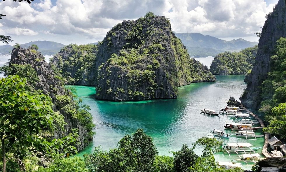 <p>Palawan è una perla delle Filippine, eletta da Forbes tra le mete tropicali must-see del 2017.&nbsp;</p><p><strong data-redactor-tag="strong" data-verified="redactor">Perché ci devi andare?</strong><span class="redactor-invisible-space">&nbsp;Perché pochi anni fa è stata eletta l'Isola più bella del mondo dalla community di viaggiatori del Condé Nast Travel Award e lo è per davvero!&nbsp;È&nbsp;molto meno inflazionata della Thailandia e altrettanto scenografica. Non è ancora presa d'assalto dal turismo di massa, come la vicina Boracay, perciò vale la pena andarci prima di trovarti la timeline di Instagram intasata di foto dei tuoi amici che sono venuti in vacanza qui. Per i tuoi selfie usa l'hashtag #BIWC (before it was cool) o #BAE (before anyone else).</span><br></p><p><span class="redactor-invisible-space"><strong data-redactor-tag="strong">Quanto costa il volo</strong><span class="redactor-invisible-space" data-verified="redactor" data-redactor-tag="span" data-redactor-class="redactor-invisible-space"><strong data-redactor-tag="strong">.</strong></span><span class="redactor-invisible-space" data-redactor-tag="span" data-redactor-class="redactor-invisible-space" data-verified="redactor">&nbsp;<strong data-redactor-tag="strong"></strong></span><span class="redactor-invisible-space">Il volo dall'Italia su Puerto Princesa, dove si trova l'aeroporto di Palawan, si aggira&nbsp;sui 700 euro in alta stagione, da novembre ad aprile. </span><br></span></p>