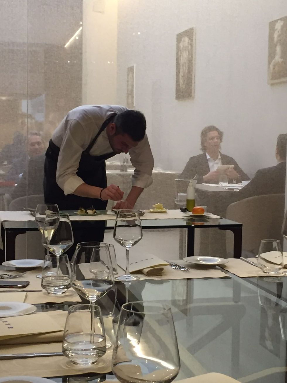 Lo chef Fabio Aceti del ristorante Larte di Milano durante uno show cooking