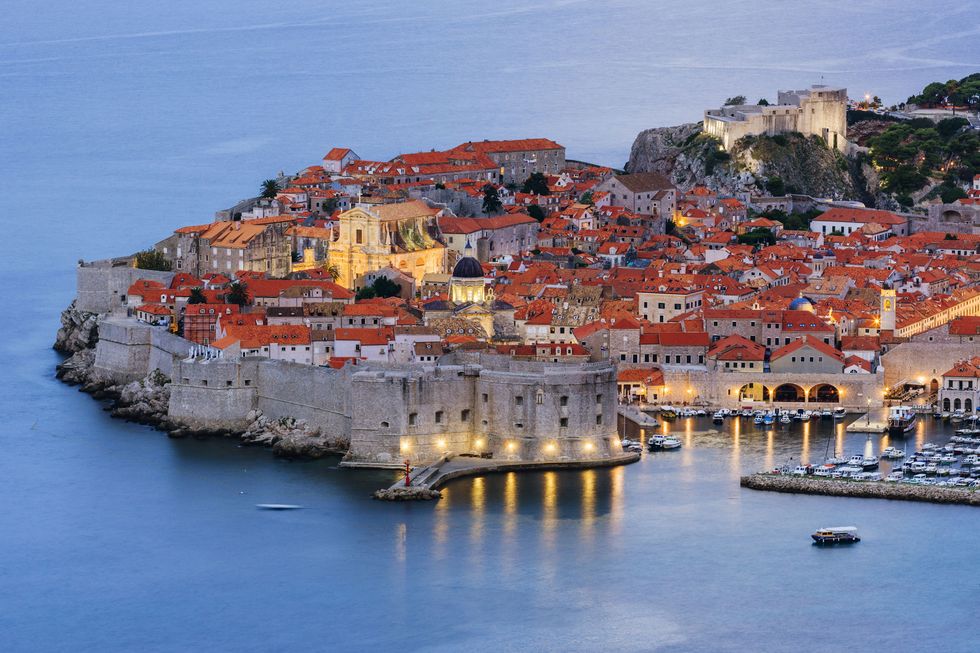 <p>La città di&nbsp;Dubrovnik<span class="redactor-invisible-space">, conosciuta anche col nome di&nbsp;Ragusa, si trova nel sud della Croazia, sulla splendida costa dalmata. Se vuoi passare un'estate di sole e mare, a un prezzo molto pop, questo è il posto gusto.</span></p><p><span class="redactor-invisible-space"><strong data-redactor-tag="strong">Perché ci devi andare?</strong> <span class="redactor-invisible-space"><span class="redactor-invisible-space">Da quest'estate viene inaugurato un programma di scooter-sharing: funziona come il car sharing, ma con i motorini elettrici, che ti permetterà di raggiungere le sue splendide spiagge e le calette più remote, per goderti un mare da favola.&nbsp;</span></span></span></p><p><span class="redactor-invisible-space"><span class="redactor-invisible-space"><span class="redactor-invisible-space"><strong data-redactor-tag="strong">Quanto costa il viaggio.&nbsp;</strong><span class="redactor-invisible-space">Si raggiunge in traghetto da Ancona o Bari (da metà luglio in poi) con circa 120 euro andata e ritorno a persona per il passaggio ponte.</span><br></span></span></span></p>