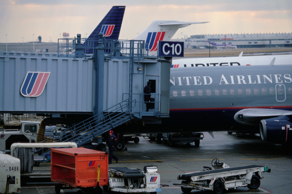 Vehicle, Airline, Airplane, Air travel, Airport, Airliner, Jet bridge, Aircraft, Aviation, Transport, 