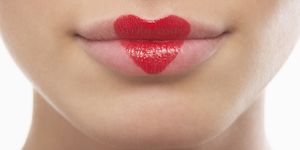 Il dettaglio sulle labbra di una ragazza con il rossetto a forma di cuore