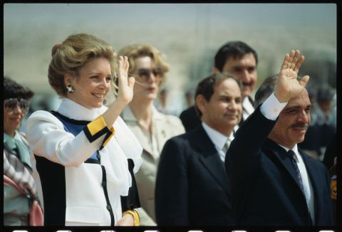 <p>Lisa Halaby was working for the Arab Air Services and met King Hussein I of Jordan at the opening of the Queen Alia International Airport in 1977. They married each other on June 15, 1978.</p>
