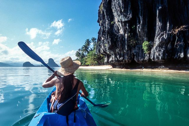 una ragazza da sola viaggia in canoa che si potrebbe orientare con app di viaggio