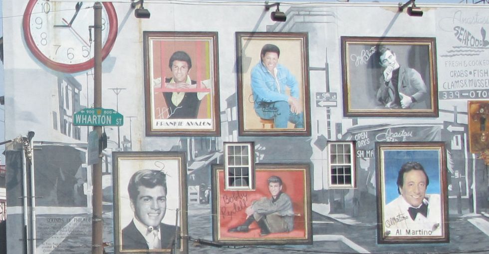 <p>Frankie Avalon (quello che in Grease canta Beauty School Dropout a Franchy), Bobby Rydell, Al Martino, Chubby Checker, Fabian, Eddie Fisher, Jerry Blavat. Nel murales the sounds of Philadelphia.<span class="redactor-invisible-space" data-verified="redactor" data-redactor-tag="span" data-redactor-class="redactor-invisible-space"></span></p>