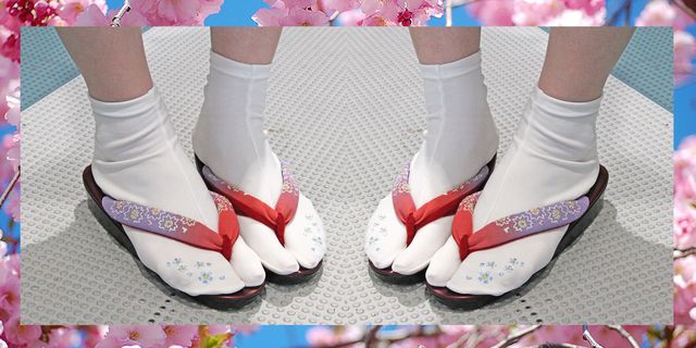 Come nei cartoni animati che guardavi da piccola tornano per l'estate i sandali infradito giapponesi geta, da indossare con abiti lunghi, pantaloni culotte e mini dress.