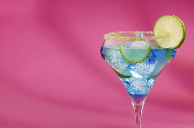 un bicchiere di cosmopolitan, un cocktail fatto con la vodka