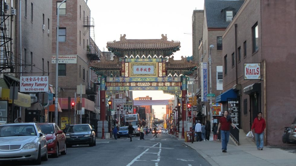 <p>Sì, c'è una Chinatown anche qui ovviamente! Philly è la quinta più grande città degli Stati Uniti, non c'è da stupirsi troppo, no?&nbsp;Fondata nel 1682 è stata crocevia di illuminate decisioni politiche.</p>