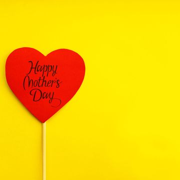 un cuore di carta con la scritta festa della mamma