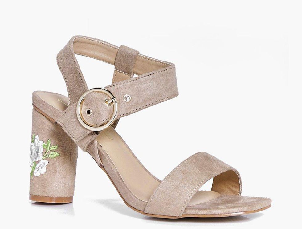 I ricami sono una grande hit di stagione: perchè non scegliere di indossarli solo con gli accessori che contano veramente, cioè le scarpe? I modelli su cui si sposano davvero sono i sandali tacco largo.