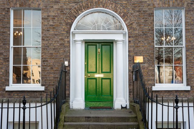 Una porta colorata tipica di Dublino