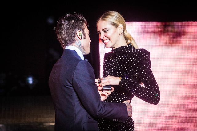 Fedez dà a Chiara l'anello con la proposta di matrimonio sul palco dell'Arena di Verona durante il suo concerto