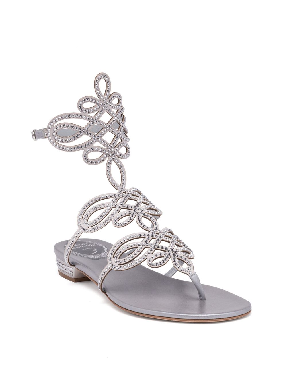 Ecco i sandali argento con tacco basso o tacco alto, infradito o con decorazioni preziose per illuminare di giorno e di sera i tuoi outfit estivi. 