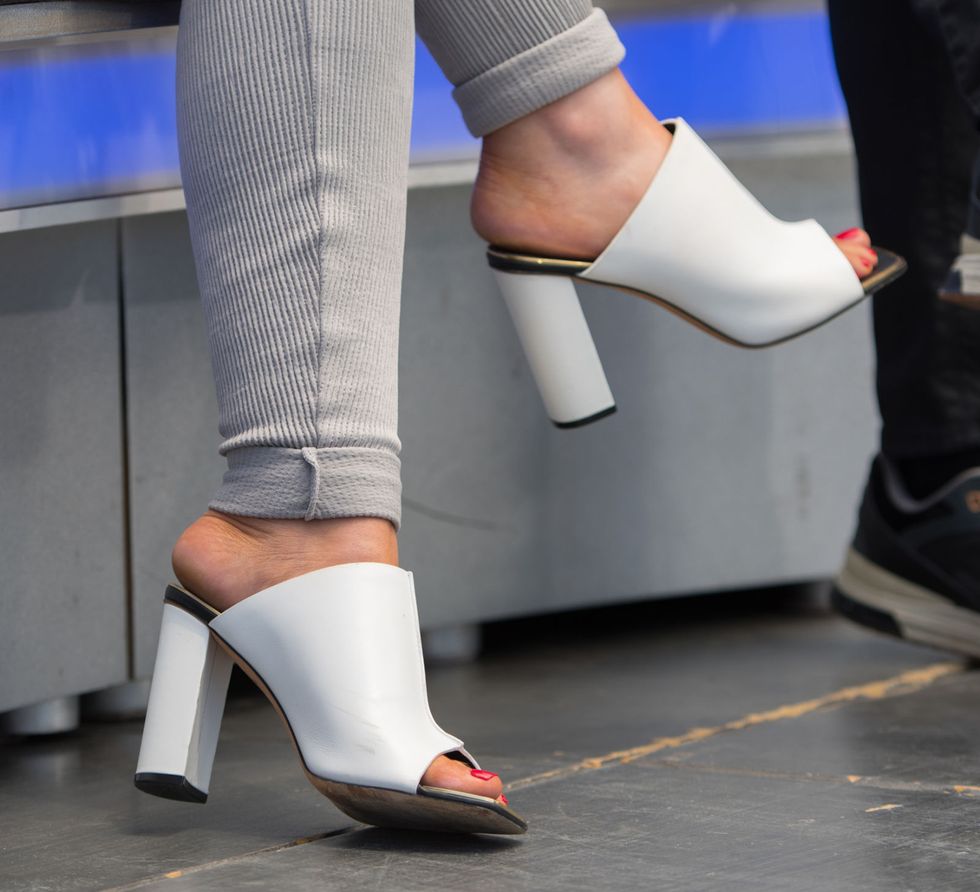 10 star che tu conosci sono completamente dipendenti dalle scarpe bianche, le indossano sempre e in situazioni diverse: scopri chi sono e copia i loro bellissimi look.