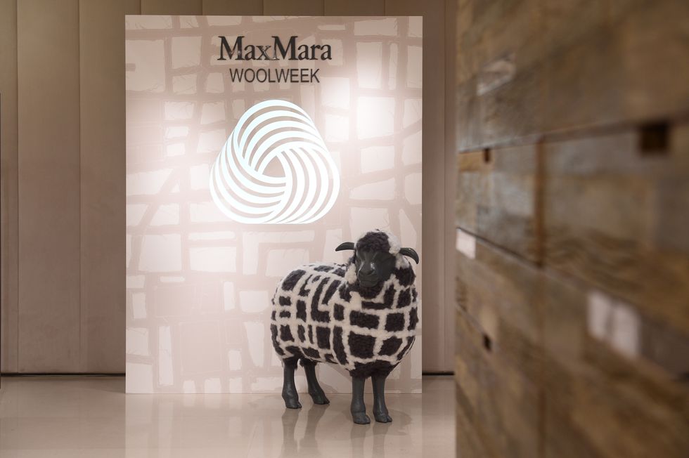 Max Mara inizia i festeggiamenti in partnership con The Woolmark Company con Wool Week, una serie di eventi che partono da Milano e che proseguiranno in tutto il mondo per raccontare la nuova linea Wool Denim A/I 17 realizzata in denim 100% lana Merino