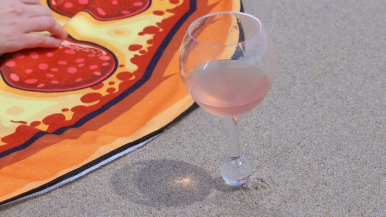 bicchieri vino spiaggia invenzione