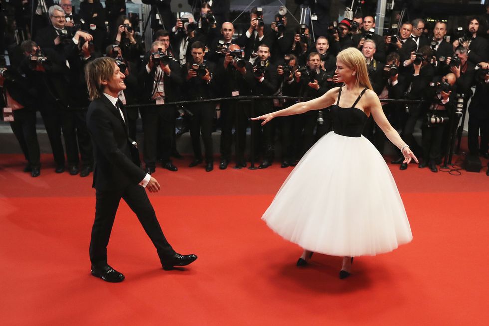 L'abito scelto da Nicole Kidman per il red carpet alla proiezione di The Killing Of A Sacred Deer del regista greco Yorgos Lanthimos assomiglia terribilmente a qualcosa: tu sapresti dire cosa?
