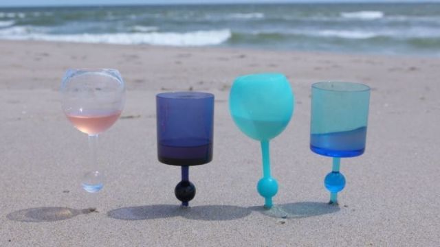 bicchieri vino spiaggia invenzione