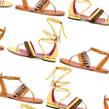 I sandali infradito donna sono sempre più di tendenza, abbiamo selezionato per te i modelli più glam moda estate 2017.