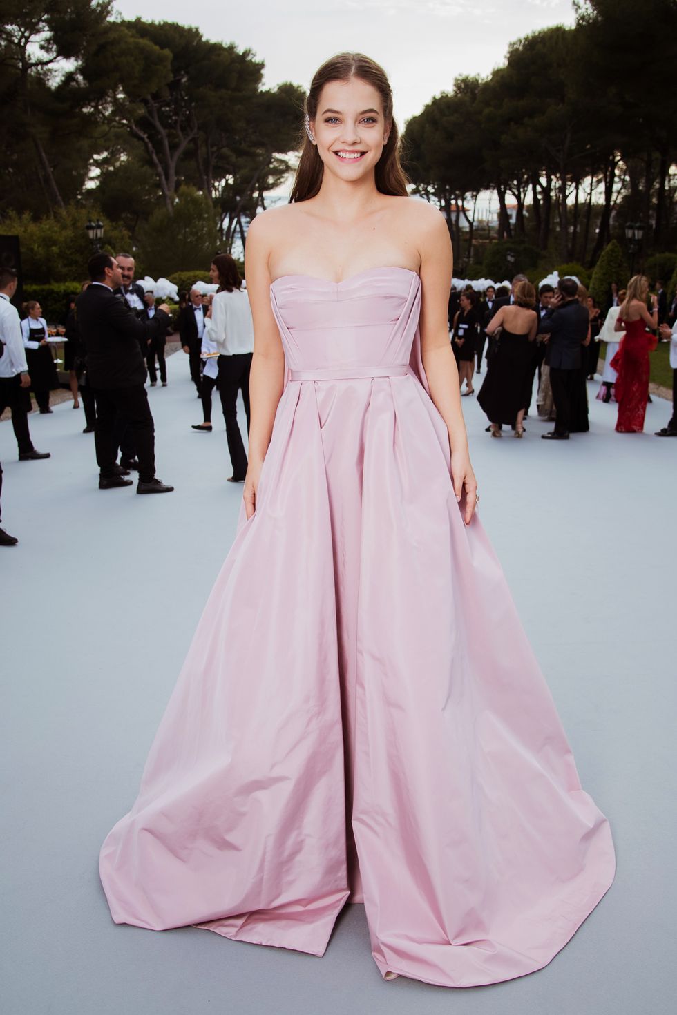 Nella lunga notte di amfAR Cannes, la charity night per la lotta all'aids, celeb, attrici e modelle si sono veramente date da fare con i look: sexy, audaci e provocanti, ecco i 17 vestiti lunghi belli&impossibili.