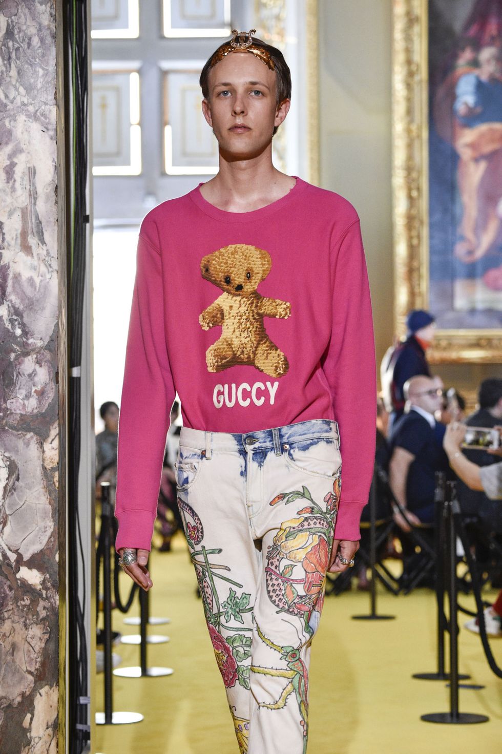La collezione Gucci Cruise 2018, che ha appena sfilato a Firenze, entra in una nuova fase, è ricca di ispirazioni e dettagli imperdibili da copiare subito