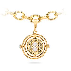 Jewellery, Pendant, Fashion accessory, Locket, Body jewelry, Yellow, Necklace, Gold, Chain, Metal, 