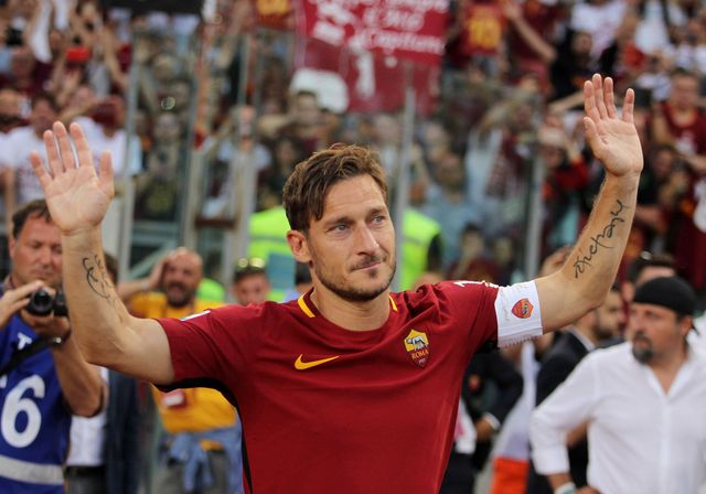 Francesco Totti saluta i tifosi e piange per l'addio al calcio