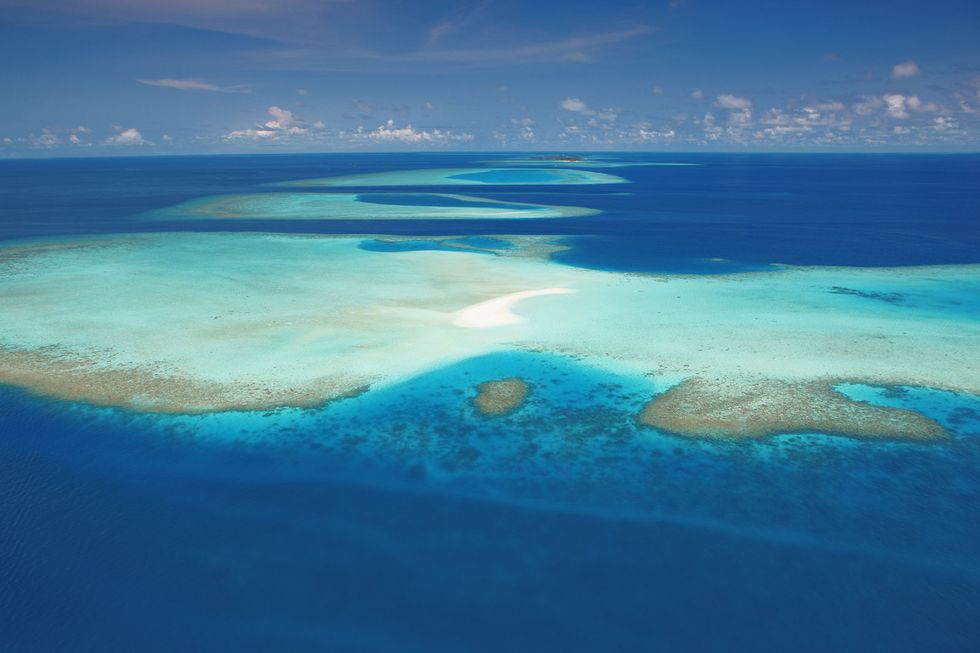 <p>Le Maldive&nbsp;stanno affondando già da molti anni, ma entro questo secolo potrebbero inabissarsi del tutto. Gli <strong data-redactor-tag="strong" data-verified="redactor">atolli corallini</strong> incastonati nell'Oceano Indiano formano arcipelaghi di isole alte non più di <strong data-redactor-tag="strong" data-verified="redactor">4 metri e mezzo sul livello del mare</strong>. Oltre ai milioni di turisti che trascorrono le vacanze in questo paradiso terrestre, le isole maldiviane&nbsp;sono abitate da 400mila persone,&nbsp;che potrebbero diventare presto dei <strong data-redactor-tag="strong" data-verified="redactor">rifugiati climatici</strong>. <a href="https://www.nationalgeographic.org/encyclopedia/climate-refugee/" target="_blank" data-tracking-id="recirc-text-link">Ne parla National Geographic in questo&nbsp;documentario che puoi vedere online</a>.</p>