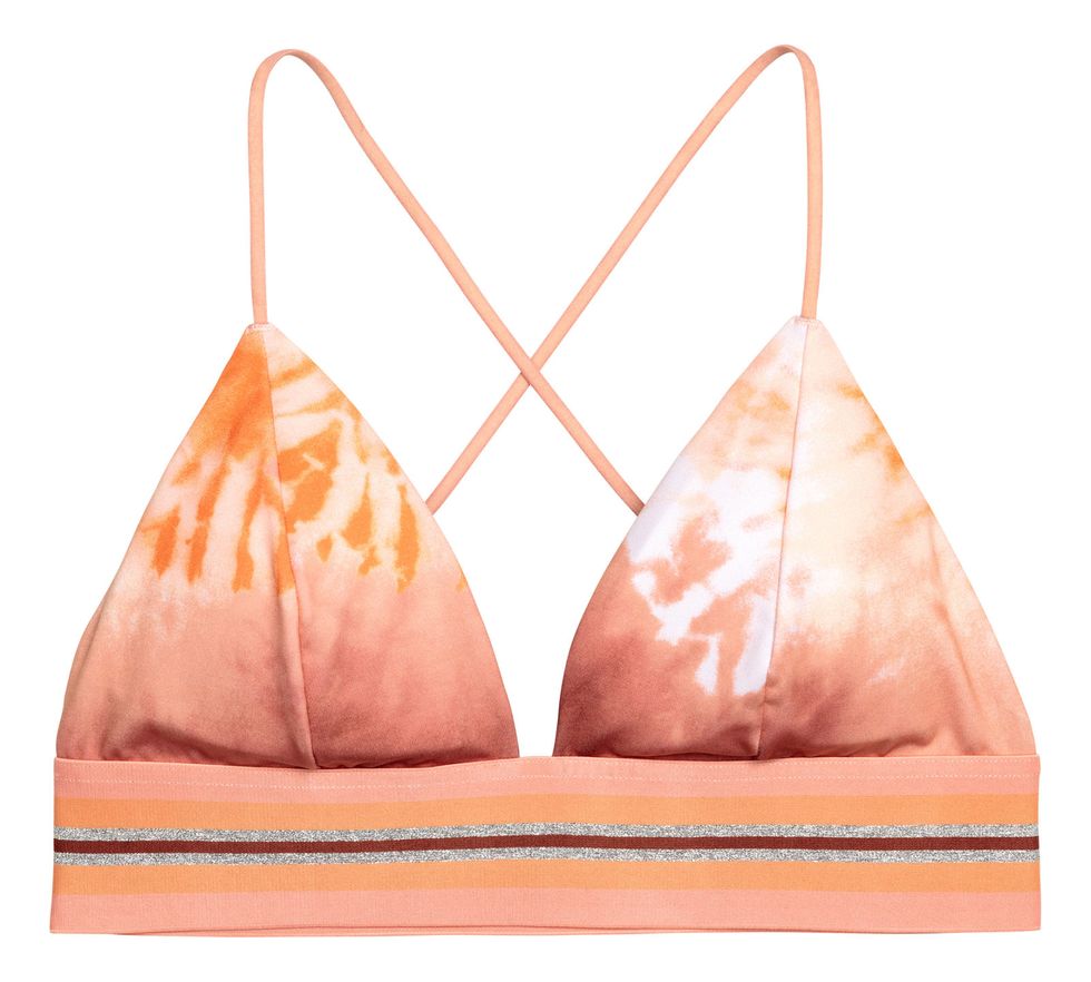 I bikini a triangolo per l'estate 2017 hanno un plus unico, la schiena è in primo piano: il retro è incrociato sulla schiena o  unito da un motivo decorativo.