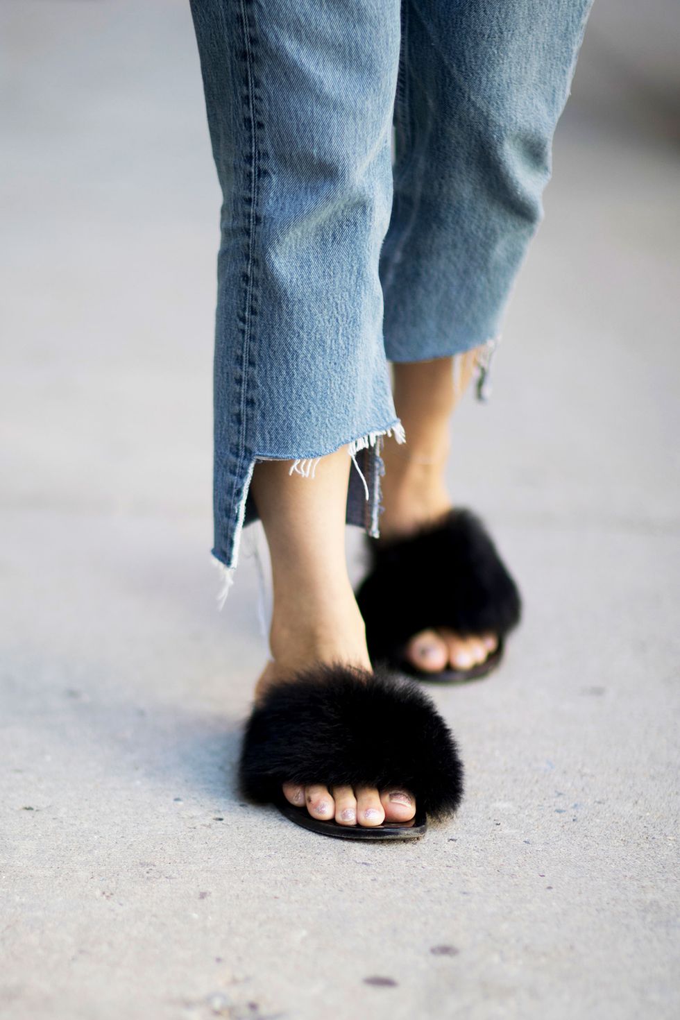 Trova gli abbinamenti delle scarpe più cool con i jeans: ricordati di osservare la lunghezza della gamba, la forma e di quanto l'orlo è sfilacciato.