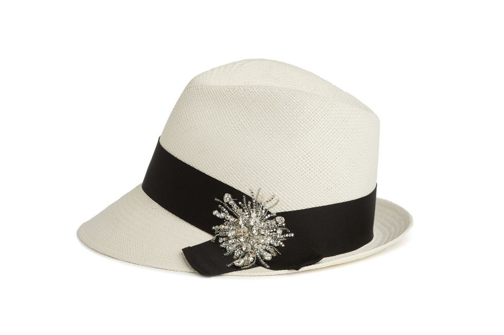 D'estate il cappello di paglia è un must have: è elegante quando indossi solo un bikini, diventa affascinante con abiti lunghi o outfit ispirati al guardaroba di lui.