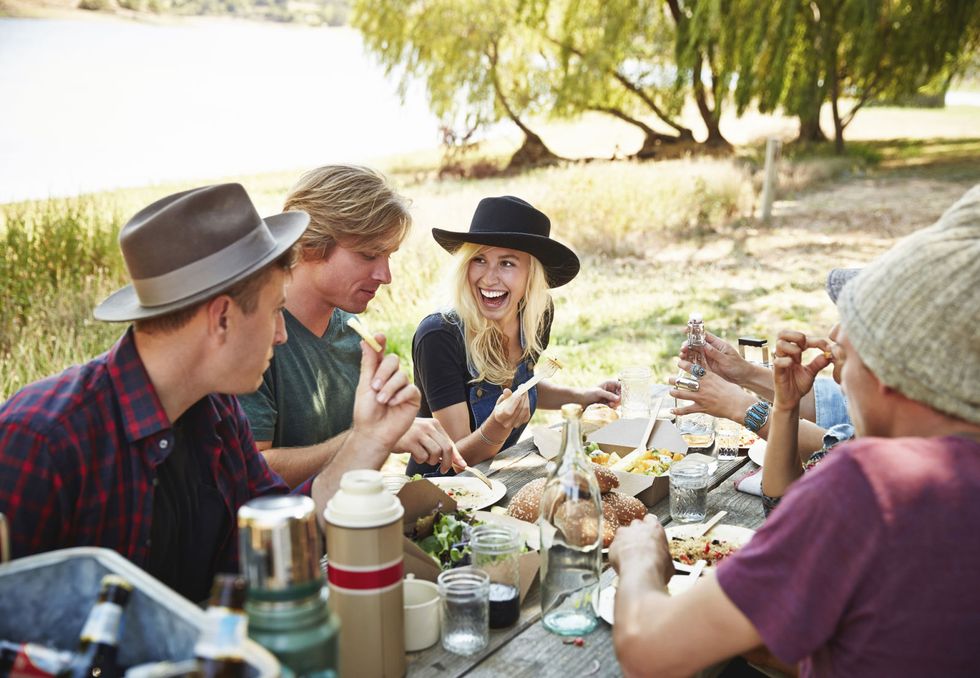 Il picnic diventa très chic: è l'ultima tendenza glam in fatto di scampagnate e puoi organizzarlo praticamente dappertutto! Scopri come con le idee di Cosmo.