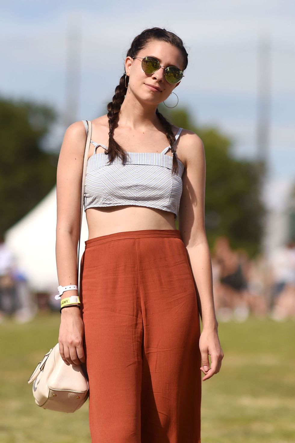 Come indossare il crop-top: gli abbinamenti moda per non sbagliare, le regole da osservare per indossarlo alla grande senza brutte sorprese.