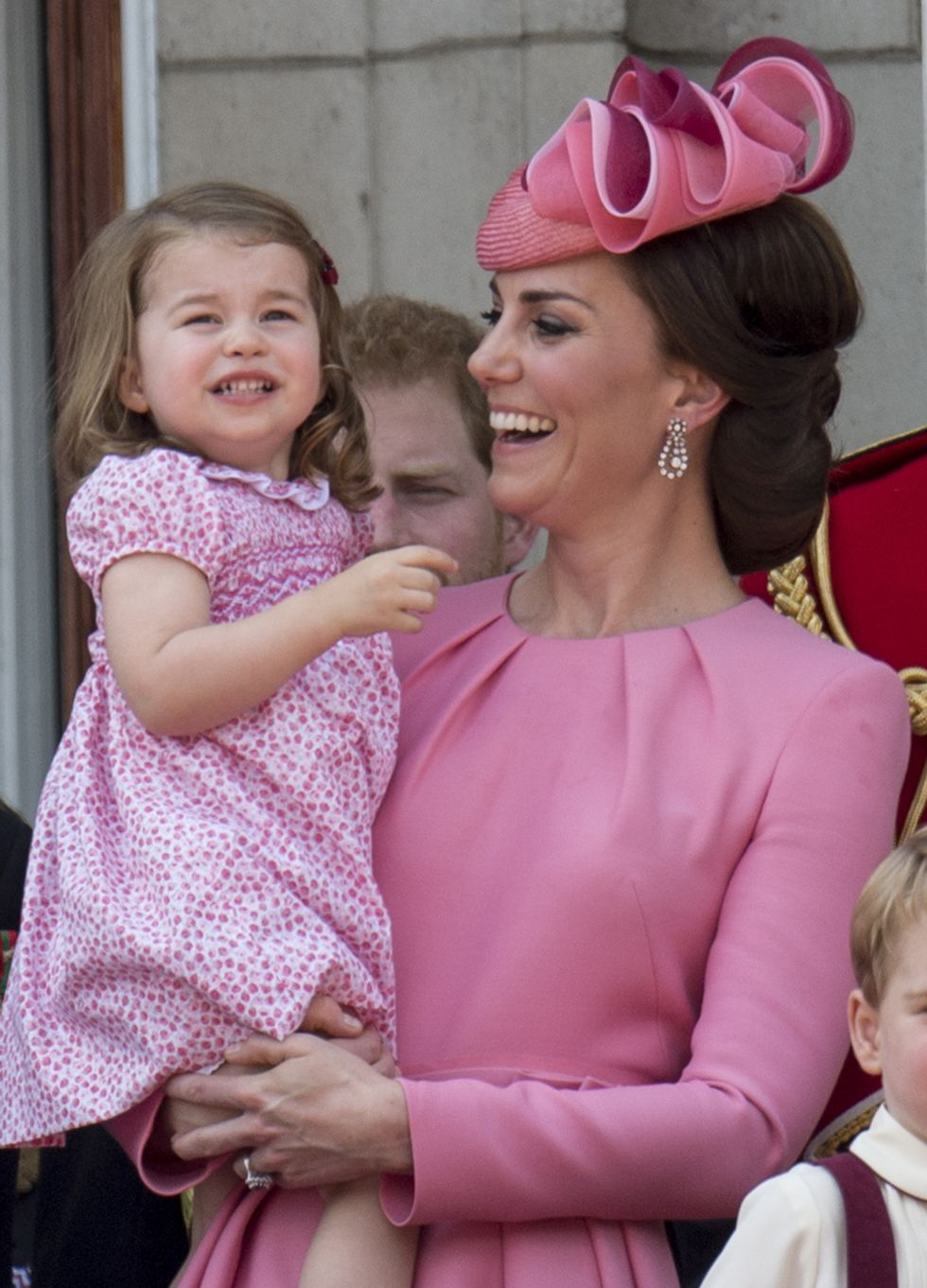 Kate Middleton tiene in braccio la principessa Charlotte vestite di rosa