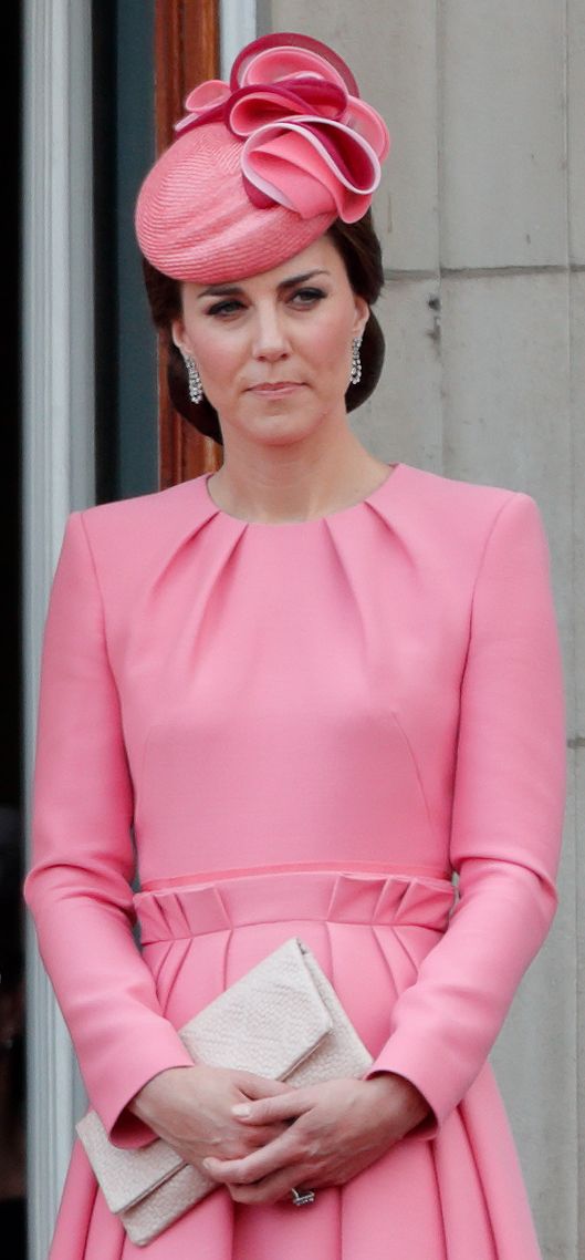 Kate Middleton indossa un abito rosa color block di Alexander McQueen