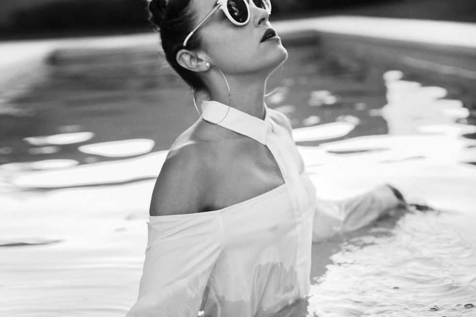 Eyewear, Goggles, Liquid, Personal protective equipment, Sunglasses, Monochrome, Reflection, Hair accessory, Swimming pool, Headpiece, 